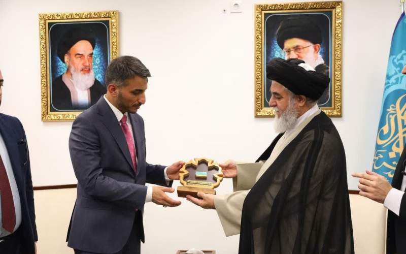 اهدای خادمی مسجد مقدس جمکران به استاندار نجف