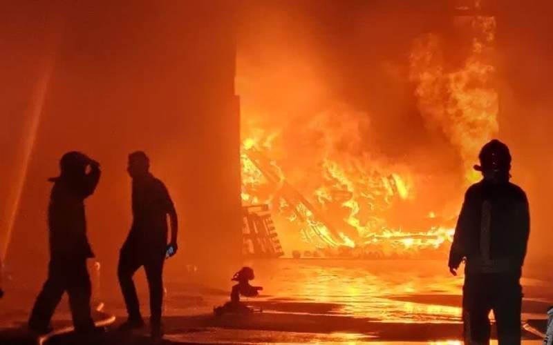 آتش‌سوزی کارخانه فرآورده‌های چوبی در قم مهار شد