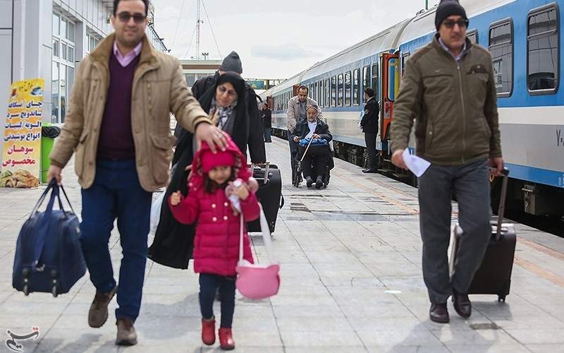 سرگردانی زائران در ایستگاه راه‌آهن قم در نبود حمل‌ونقل عمومی