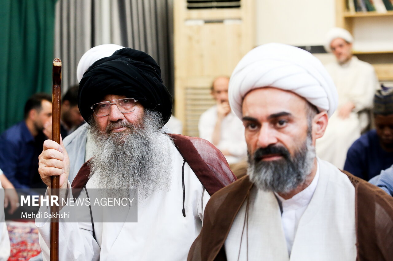 عمامه گذاری طلاب توسط آیت الله مکارم شیرازی در روز غدیرخم