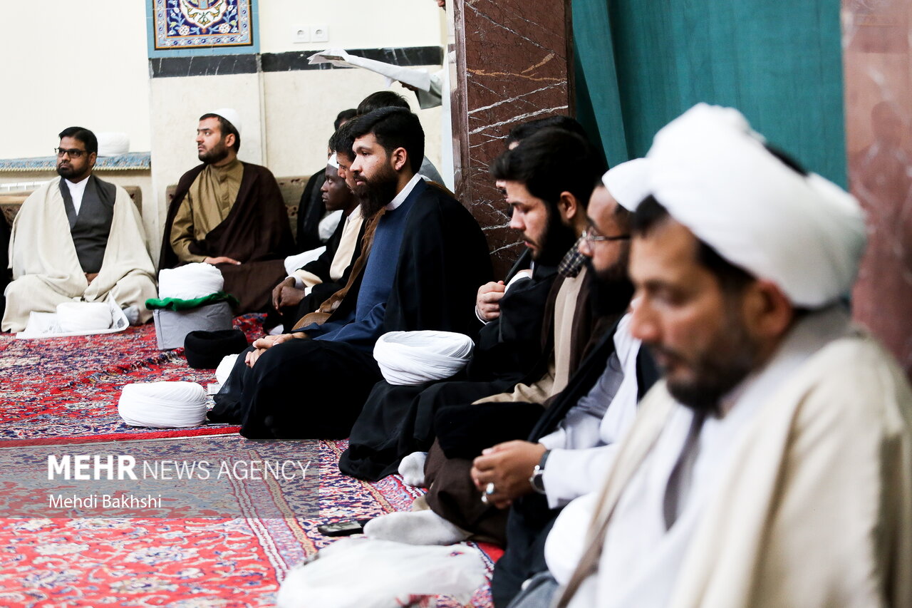 عمامه گذاری طلاب توسط آیت الله مکارم شیرازی در روز غدیرخم