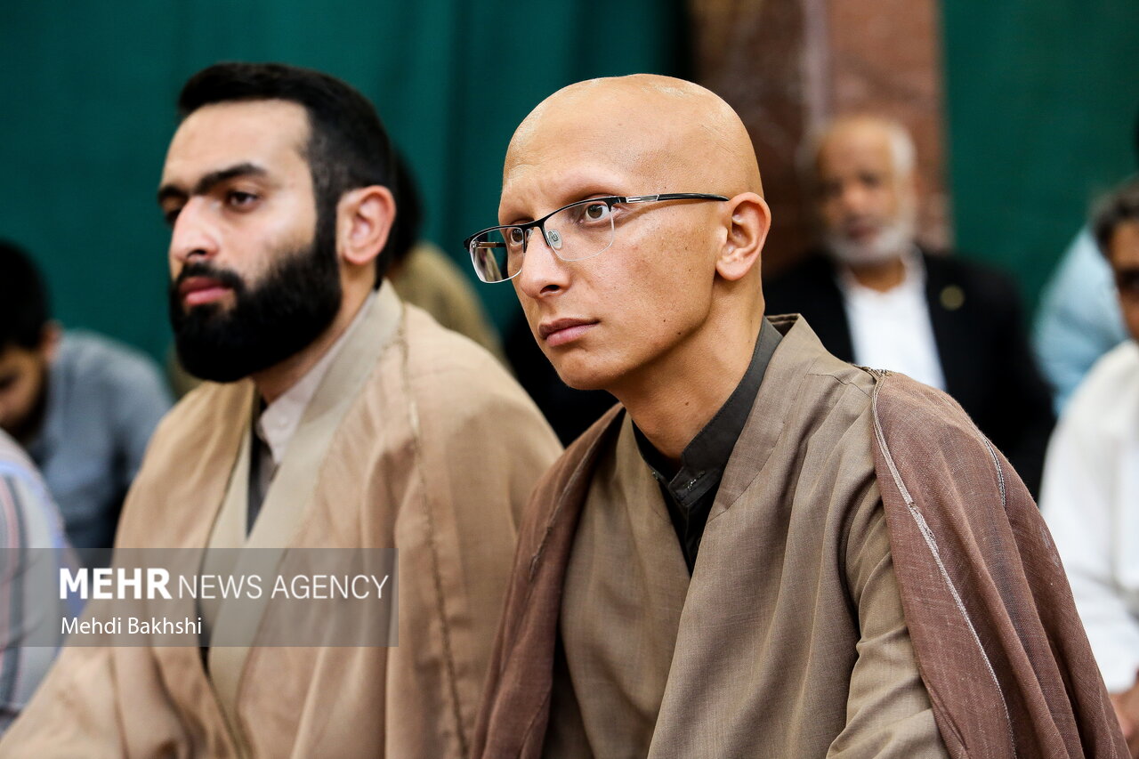 عمامه گذاری طلاب توسط آیت الله مکارم شیرازی در روز غدیرخم