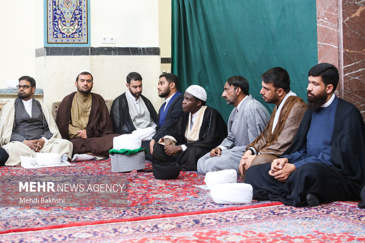 عمامه گذاری طلاب توسط آیت الله مکارم شیرازی در روز غدیرخم