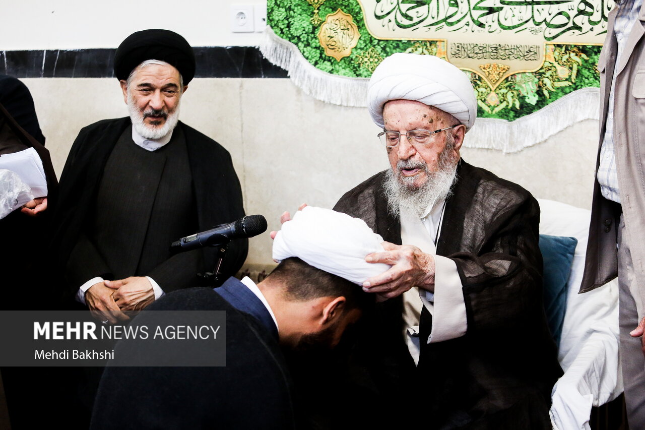 عمامه گذاری طلاب توسط آیت الله مکارم شیرازی در روز غدیرخم