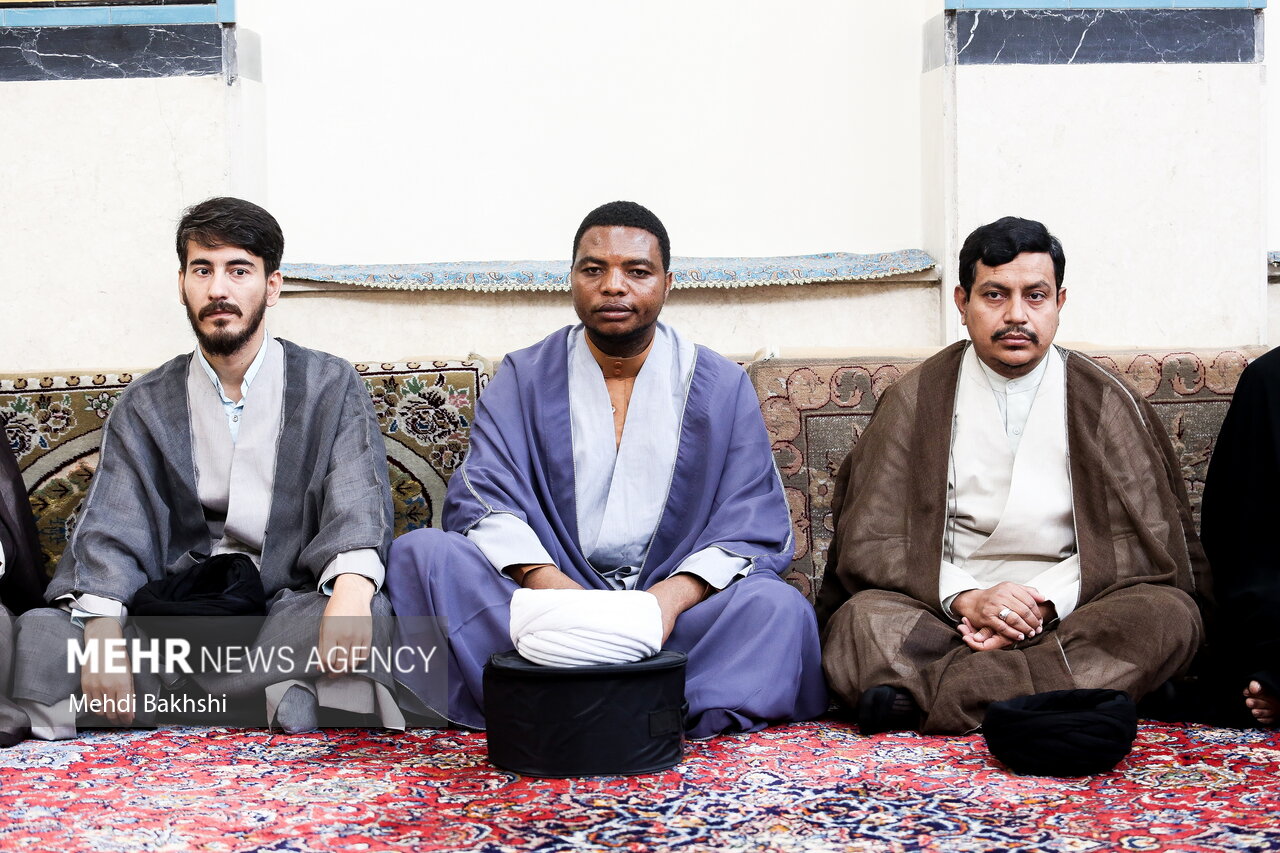 عمامه گذاری طلاب توسط آیت الله مکارم شیرازی در روز غدیرخم