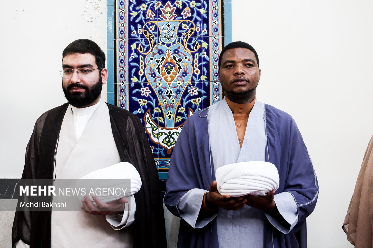 عمامه گذاری طلاب توسط آیت الله مکارم شیرازی در روز غدیرخم