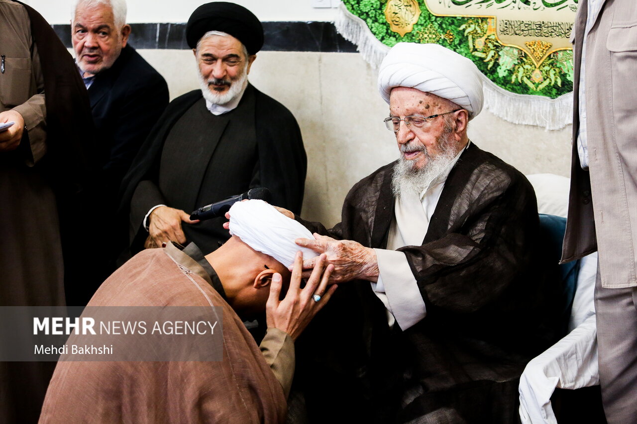 عمامه گذاری طلاب توسط آیت الله مکارم شیرازی در روز غدیرخم