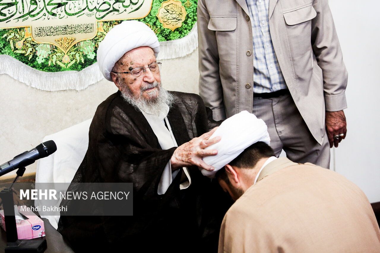 عمامه گذاری طلاب توسط آیت الله مکارم شیرازی در روز غدیرخم