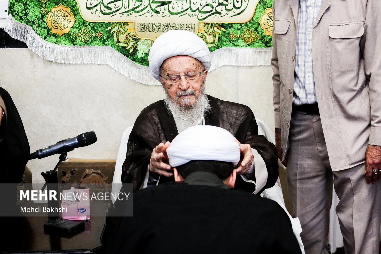 عمامه گذاری طلاب توسط آیت الله مکارم شیرازی در روز غدیرخم