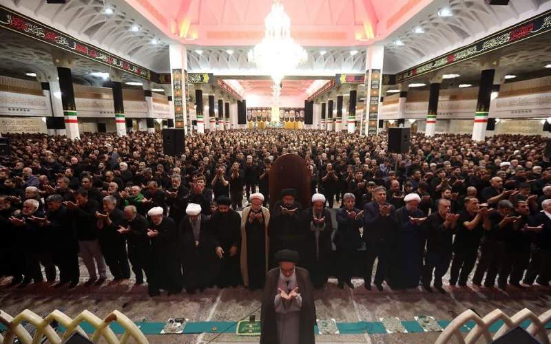 نمازظهر عاشورا با شرکت پرشور عزاداران حسینی در قم اقامه شد