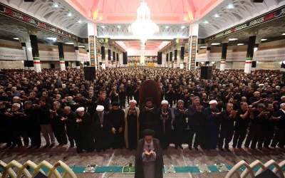 نمازظهر عاشورا با شرکت پرشور عزاداران حسینی در قم اقامه شد