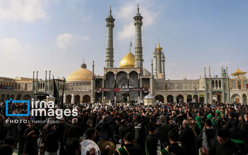 قم در سوگ اربعین شهدای کربلا؛ از حرم معصومه(س) تا جمکران در سایه پرچم‌های سیاه