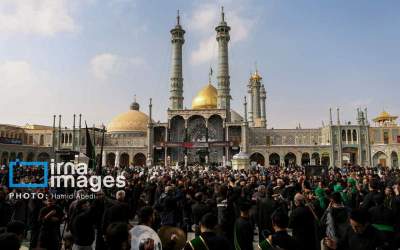 قم در سوگ اربعین شهدای کربلا؛ از حرم معصومه(س) تا جمکران در سایه پرچم‌های سیاه