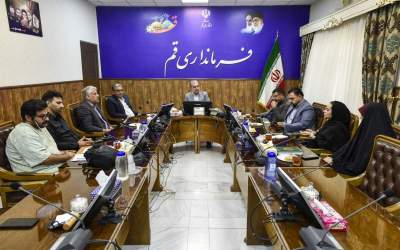 عکس: دیدار جمعی از هنرمندان و مدرسان رشته عکاسی قم با فرماندار  