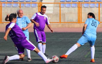 رقابت پیشکسوتان فوتبال قم در ورزشگاه حیدریان