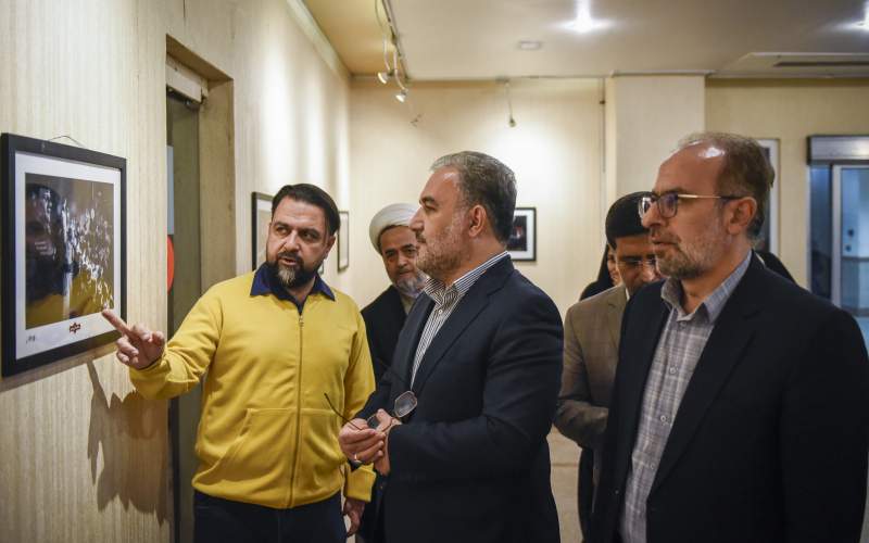 بازدید معاون استاندار و فرماندار قم از نمایشگاه عکس مشعل