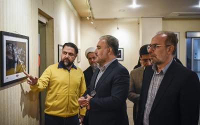 بازدید معاون استاندار و فرماندار قم از نمایشگاه عکس مشعل